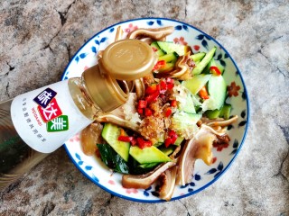 11、黄瓜拌猪耳,加入生抽酱油