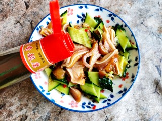 13、黄瓜拌猪耳,拌匀后加入芝麻香油