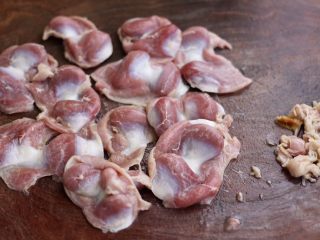 2、香卤鸡胗,把鸡胗清洗干净后，用刀把鸡胗的杂质去掉后洗净备用。