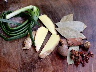 3、香卤鸡胗,备齐所有的卤鸡胗调料。