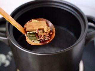 4、香卤鸡胗,先放入香叶，桂皮和八角，花椒和草果，还有肉蔻。