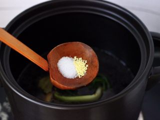 8、香卤鸡胗,再根据个人口味加入盐和鸡精。