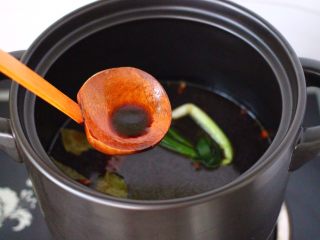 9、香卤鸡胗,最后倒入生抽和生抽调色。