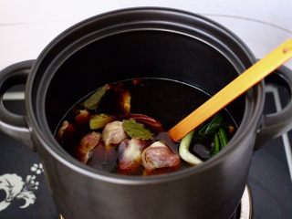 10、香卤鸡胗,这个时候放入洗净的鸡胗。