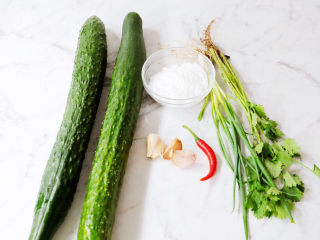 1、黄瓜凉粉,准备好材料