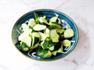 2、黄瓜凉粉,黄瓜洗净切成小块