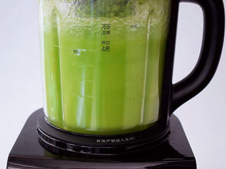 3、黄瓜凉粉,放入料理机，加入纯净水打成果蔬汁