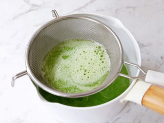 4、黄瓜凉粉,过筛一遍