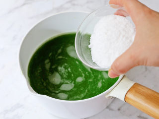 5、黄瓜凉粉,加入白凉粉