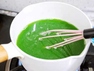 7、黄瓜凉粉,放到炉上，小火边加热边搅拌