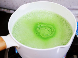 8、黄瓜凉粉,煮沸后关火