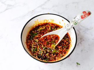 11、黄瓜凉粉,将蒜、小米椒、葱花、香菜全部放在碗中，加入熟白芝麻、生抽、陈醋、红油辣子、盐、香油，调成酱汁备用