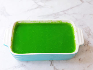 9、黄瓜凉粉,倒入模具中放凉至凝固