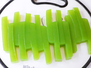 12、黄瓜凉粉,最后将凝固的黄瓜凉粉脱模后切成条状