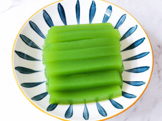 13、黄瓜凉粉,放入盘中