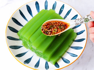 14、黄瓜凉粉,淋上刚才调好的酱汁即可