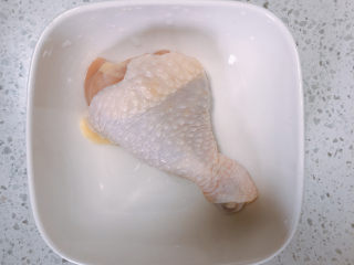 1、香菇焖鸡,鸡腿肉洗干净。