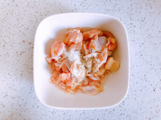 7、香菇焖鸡,鸡块加入生粉、胡椒粉，能让鸡肉更嫩。