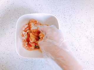 9、香菇焖鸡,抓匀，并加入香菇片。