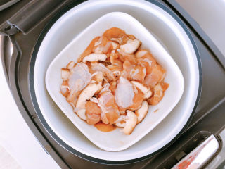 10、香菇焖鸡,不用加水，放入电饭煲里按煮饭键蒸熟，水蒸气会使它产生汤汁。