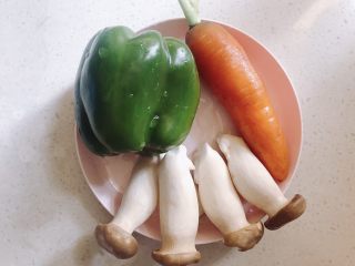 1、杏鲍菇炒肉片,加入圆椒和胡萝卜是为了让营养更均衡，让色彩更丰富。杏鲍菇刚好只买到这种小的。