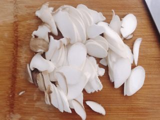 2、杏鲍菇炒肉片,杏鲍菇切片