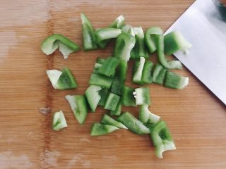 3、杏鲍菇炒肉片,青椒可以只用半个切块。