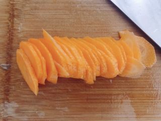 4、杏鲍菇炒肉片,胡萝卜因为比较小根，所以用了一整根切片。