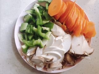 5、杏鲍菇炒肉片,光是这颜色搭配看起来就挺有食欲的。