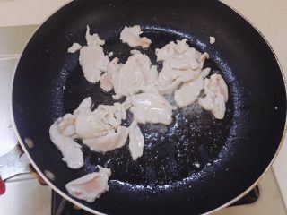 7、杏鲍菇炒肉片,锅里下少许油。放肉片炒至八分熟。
