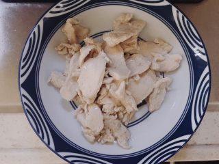 8、杏鲍菇炒肉片,然后把肉片先盛起来。