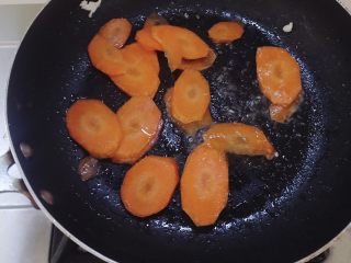 9、杏鲍菇炒肉片,锅里放少许油，先放入胡萝卜翻炒，胡萝卜比较难炒软所以最先下。