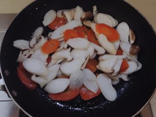 10、杏鲍菇炒肉片,然后放入杏鲍菇