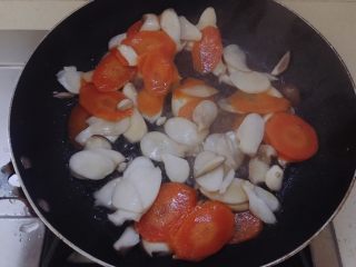 11、杏鲍菇炒肉片,杏鲍菇含水量比较高，不用另外加水。