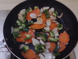 12、杏鲍菇炒肉片,杏鲍菇的水分差不多炒干，就可以下圆椒了。