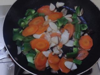 13、杏鲍菇炒肉片,圆椒熟的比较快，不要吵太久。