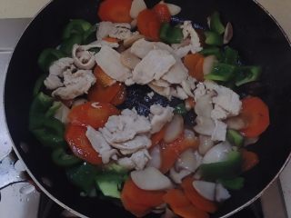 14、杏鲍菇炒肉片,加入肉片。