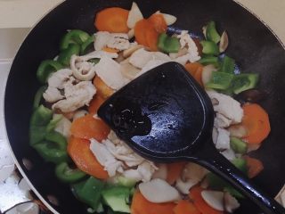 15、杏鲍菇炒肉片,加入少许耗油