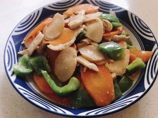 17、杏鲍菇炒肉片,翻炒均匀就可以起锅了。