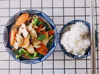 18、杏鲍菇炒肉片,配上一碗米饭就可以开动了.