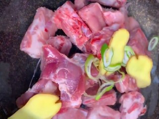 1、可乐排骨,排骨剁块凉水下锅加葱姜煮出血沫