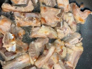 3、可乐排骨,起锅烧油放入排骨煎至两面金黄