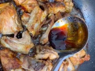 4、可乐排骨,加生抽，老抽，耗油翻炒至上色