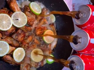 5、可乐排骨,放入柠檬片，加入可乐没过排骨