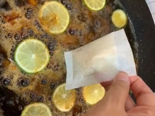 6、可乐排骨,加入一袋老王其他不用放