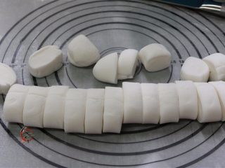 10、晶莹剔透又鲜又爽的水晶虾饺,将面团揉成长条，分割成大小一样的小面剂子