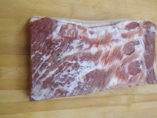 1、啤酒五花肉,准备一块带皮的五花肉