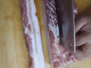 2、啤酒五花肉,切成长条