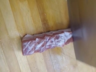 3、啤酒五花肉,改刀不要切掉肉皮