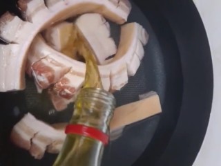 4、啤酒五花肉,凉水下锅加料酒煮出血沫